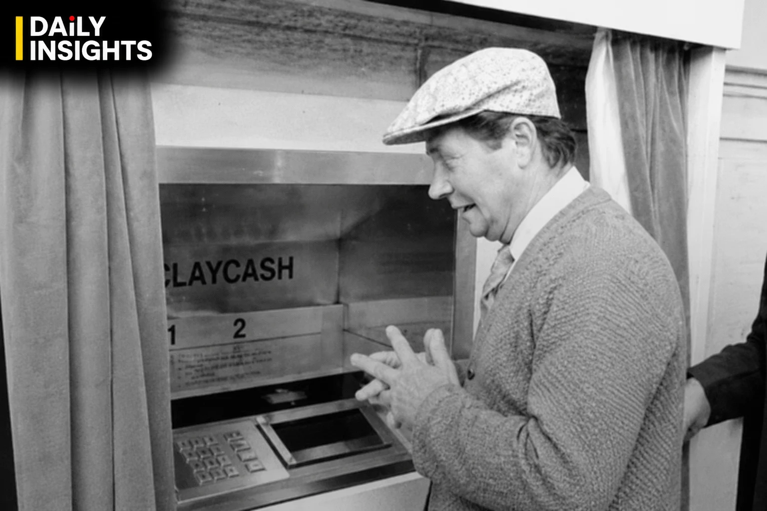 भारत के पहले ATM के ऐतिहासिक दौर को दर्शाती ब्लैक एंड व्हाइट तस्वीर
